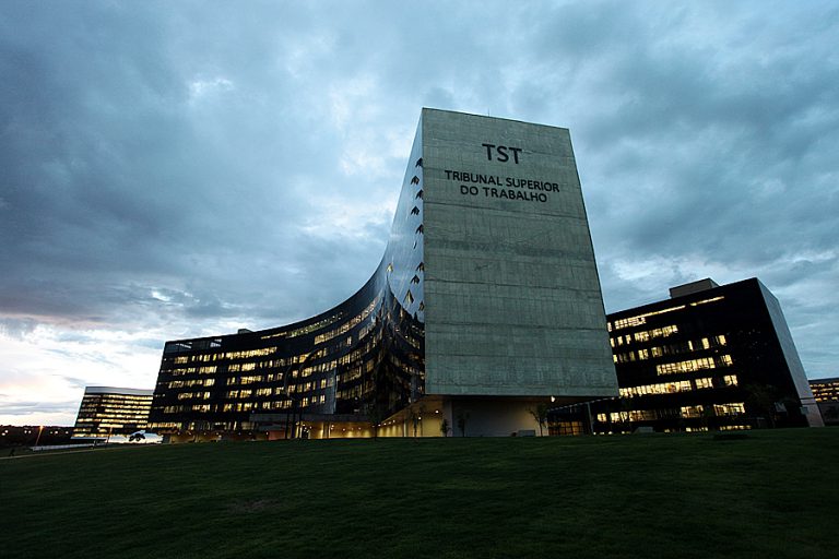 Jornada de 20 horas semanais também serve para advogado de estatal, decide TST