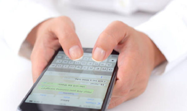 Ex-vendedora será indenizada por cobrança de metas via WhatsApp