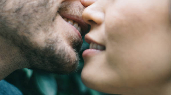 Trabalhadora consegue anular justa causa por beijar namorado no trabalho